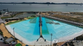 세계 최대 인공 서핑시설 웨이브 파크 개장