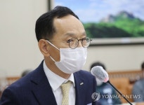 국감 답변하는 김유상 이스타항공 전무