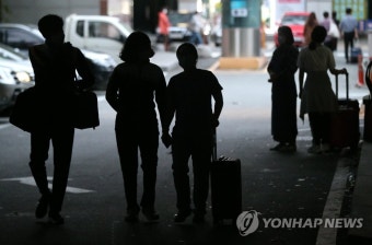물건 챙겨 나오는 화재 아파트 주민들