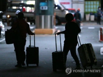 물건 챙겨 나오는 화재 아파트 주민들