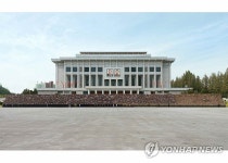 김정은, 당창건 기념 집단체조 관람…열병식참가자와 기념사진도