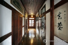 학인당 본채 복도