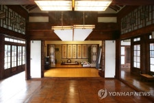 공연장으로 이용된 본채 대청마루
