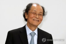 밝게 웃는 작가 조정래