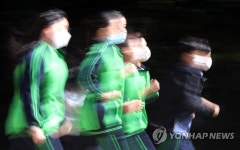 마스크 쓰고 달리는 학생들