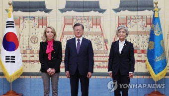 문 대통령, 주한 칠레대사와 기념촬영
