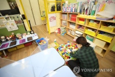 교구 소독하는 방역 관계자
