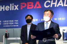 인사말 하는 김종희 코스모스산업 대표