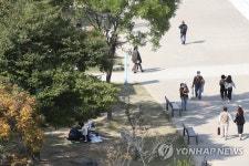 공원 걷고 쉬는 시민들