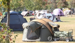 그늘막 설치한 시민들