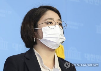국정감사 평가 및 기본소득 제안 기자회견하는 용혜인 의원