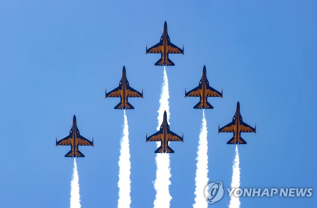 한국 공군 블랙이글스, 부산 해운대 상공서 화려한 곡예비행 선보여