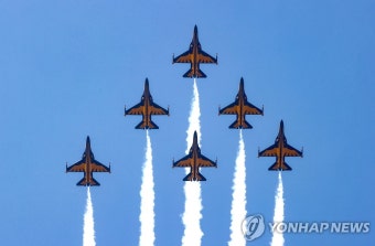 한국 공군 블랙이글스, 부산 해운대 상공서 화려한 곡예비행 선보여