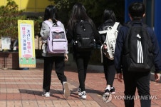 시차등교하는 6학년 학생들