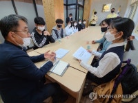 환경파괴 영랑호 개발반대…중학생들도 속초시에 서명부 제출