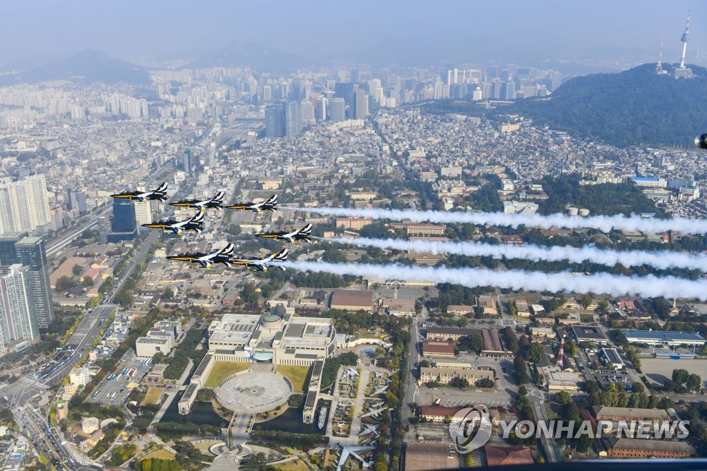 서울 상공에서 미군 B-1B 전략폭격기의 극초음속 비행, 북한 대응에 주목