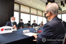 상임고문단 회의에서 인사말하는 박관용