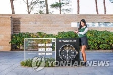 헤슬리 나인브릿지에 설치된 대형 태그호이어 시계