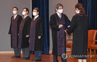 신임 법관에게 임명장 수여하는 김명수 대법원장