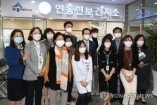 보건지소 직원들과 기념촬영하는 정세균 국무총리