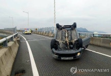 부산 을숙도대로 램프에서 빗길에 경차 꽈당
