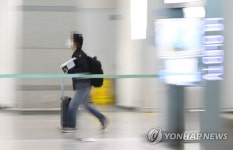 해외유입 감소에도 불구하고 다시 세 자릿수로 늘어난 신규확진자 수