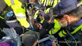 [2보] 성주 사드기지 진밭교서 주민 해산 시작…충돌 우려
