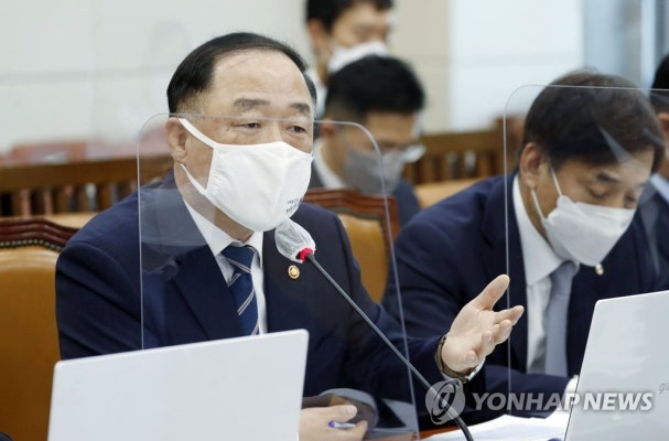 답변하는 홍남기 부총리 겸 기획재정부 장관 | 포토뉴스