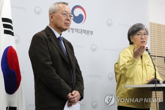 질문에 답변하는 정은경 청장