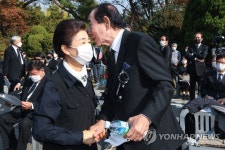 대화하는 박근령 전 육영재단 이사장과 정재호 민족중흥회 회장