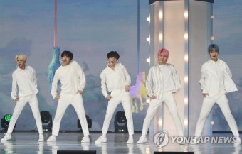신곡 발표하는 투모로우바이투게더