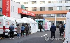 선별진료소 검사 기다리는 시민들