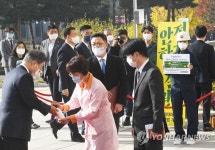 예산안 시정연설 위해 국회 도착한 문재인 대통령
