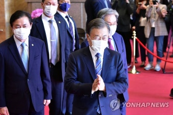 민주당 당직자들을 향해 인사하는 문재인 대통령
