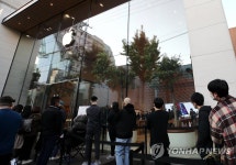 아이폰12 출시 입장 기다리는 시민들