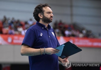 라바리니 여자배구 대표팀 감독, 코로나19 의심…격리 중