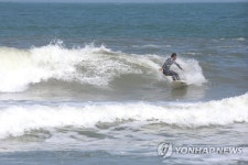 포항 용한리 해변 파도타기 명소로…편의시설 설치