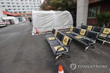 거리두기 1단계 유지, 한산한 선별진료소