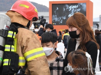 유가족 위로하는 소방관들