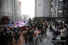 아파트 단지로 찾아간  발코니 버스킹