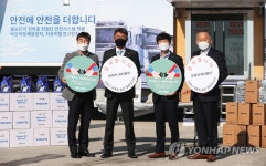 기념촬영하는 참석자들