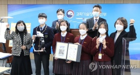 파이팅하는 전국과학전람회 수상자들