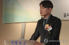 수상 소감 밝히는 김범정 작가