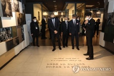 부산 유엔평화기념관 둘러보는 박삼득 국가보훈처장