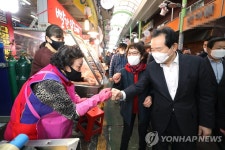 개금골목시장 상인 만난 정세균 총리
