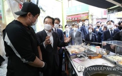 개금골목시장 상인들과 대화하는 정세균 총리