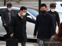 옵티머스 연루 해덕파워웨이 前대표 등 영장심사 출석