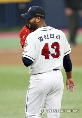 미소 짓는 두산 알칸타라