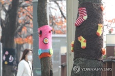 우이천로 걷는 시민들