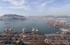 RCEP 출범,분주한 부산항